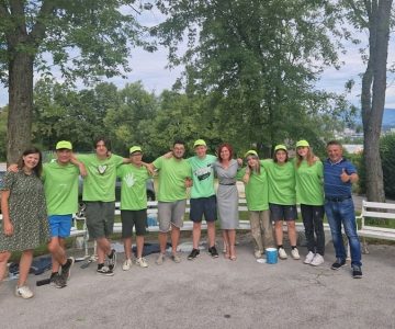 Mladi v sklopu počitniškega dela urejajo Celje (foto: MOC)