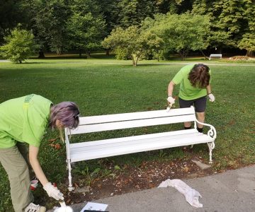 Prva skupina se je vneto lotila dela v mestnem parku (foto: JP Zelenice)