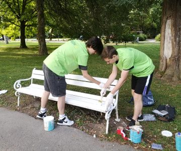 Prva skupina se je vneto lotila dela v mestnem parku (foto: JP Zelenice)