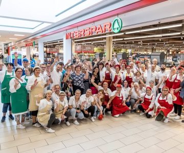 Zadovoljni zaposleni pred prenovljeno trgovino Interspar Celje-min