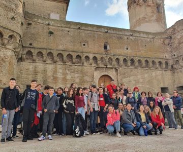 Za OŠ Lava je uspešna mednarodna izmenjava Erasmus+ v italijanskem mestu Vasto, kjer so se srečale ekipe Romunije, Severne Makedonije, Italije in nas iz Slovenije. (foto: OŠ Lava)