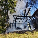 Požar v celoti uničil čebelnjak, gorelo ostrešje hiše, trčili osebni vozili (foto)
