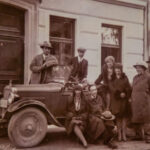 Člani družine Rudolf pred svojo hišo v Konjicah (foto: Knjižnica Slovenske Konjice)