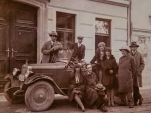 Člani družine Rudolf pred svojo hišo v Konjicah (foto: Knjižnica Slovenske Konjice)