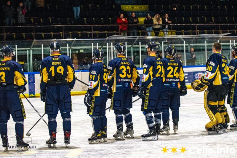 Giocatori di hockey di Celje battuti dopo il controverso gol degli ospiti italiani