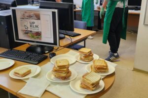 Dijaki Ekonomske šole Celje spekli 101 topli sendvič